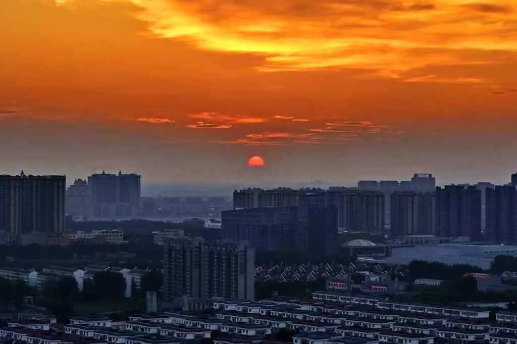 "9月8日,在河北燕郊水榭花城售楼处,面对一位意向购房者,销售人员表示